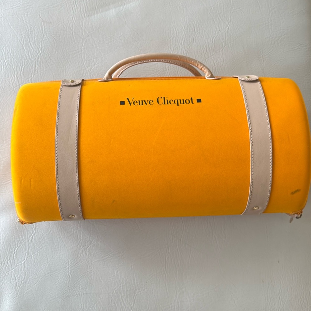 Vueve champagne carrier with 2 glasses